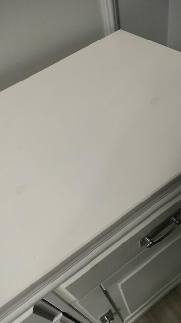 Biała komoda sosnowa firmy Katmandu