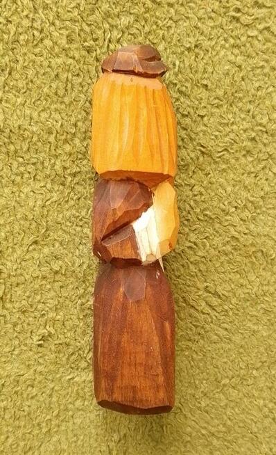 Stara rzeźba ludowa chłopa.