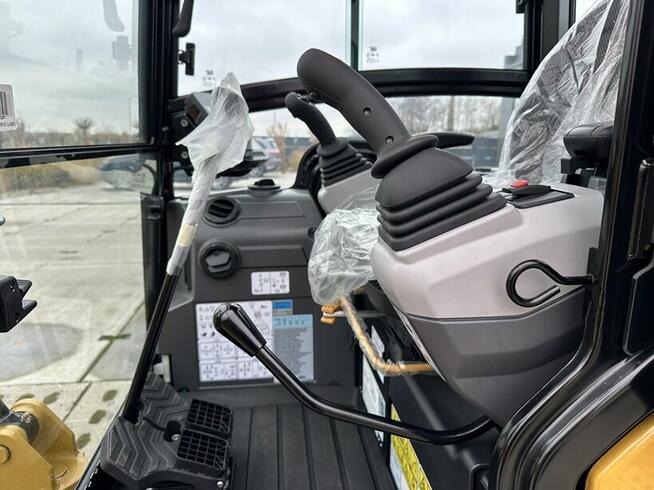 FABRYCZNIE NOWA MINIKOPARKA CATERPILLAR 302 CR