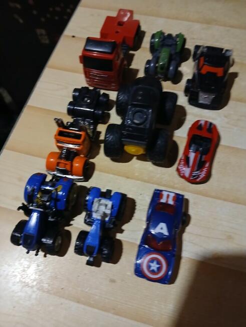 Zestaw różnych wzorów samochodzików dla kolekcjonera