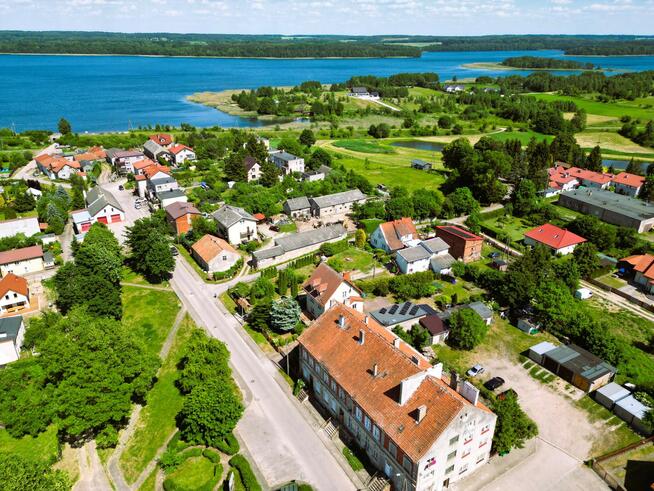 dom pomiędzy dwoma jeziorami