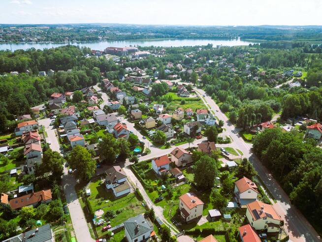 dom z garażem w pobliżu jeziora