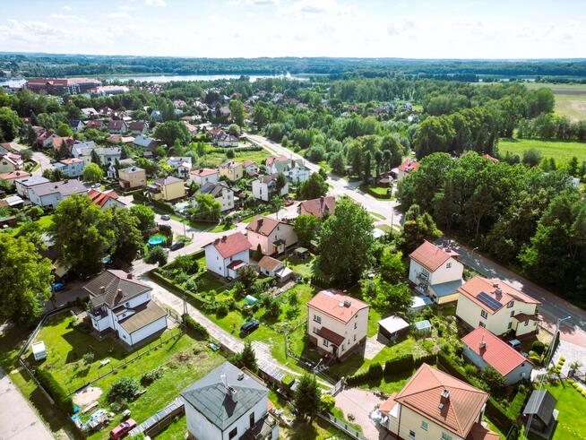 dom z garażem w pobliżu jeziora