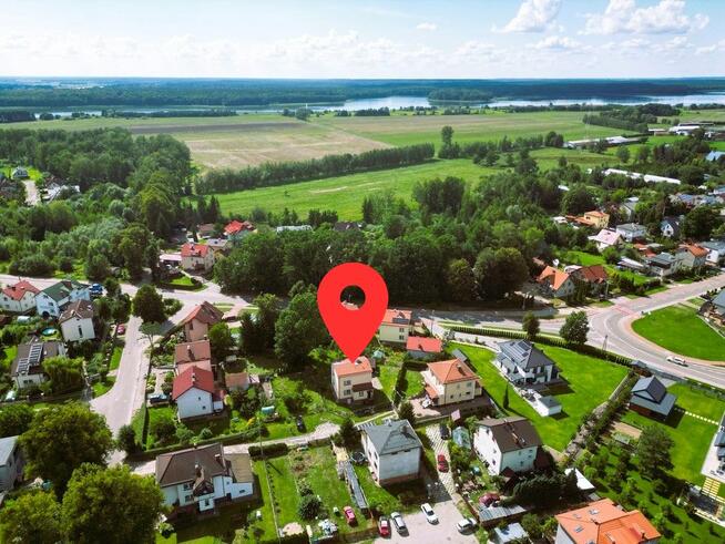 dom z garażem w pobliżu jeziora