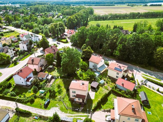 dom z garażem w pobliżu jeziora