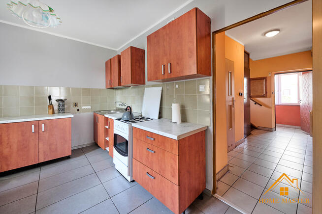 dom z garażem w pobliżu jeziora