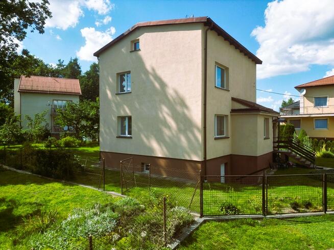 dom z garażem w pobliżu jeziora