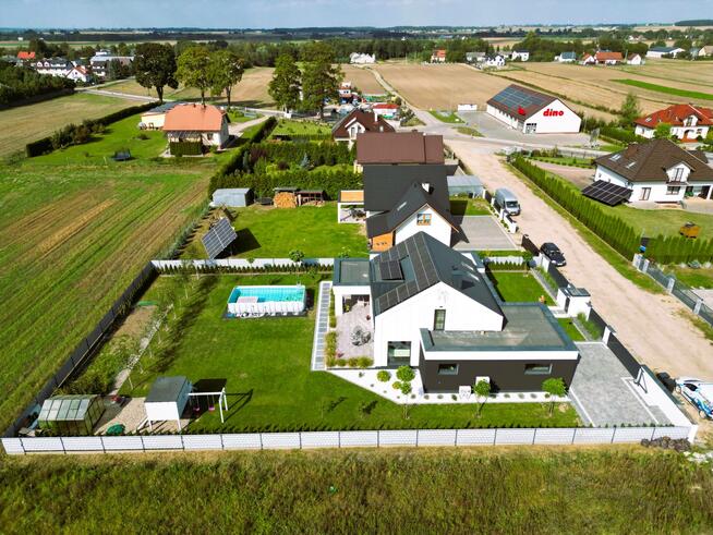 nowoczesny dom z basenem