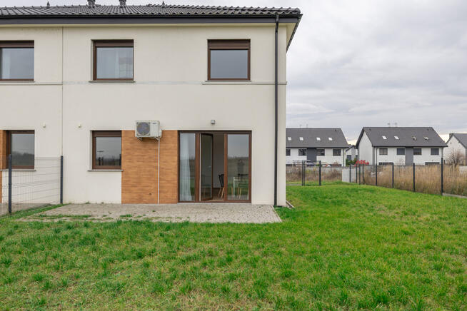 Dom do wynajęcia - Garaż -Domasław