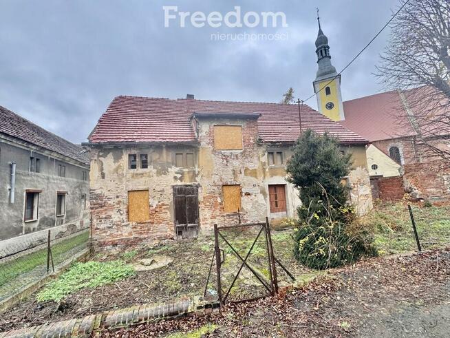 Stary dom z oryginalną cegłą.
