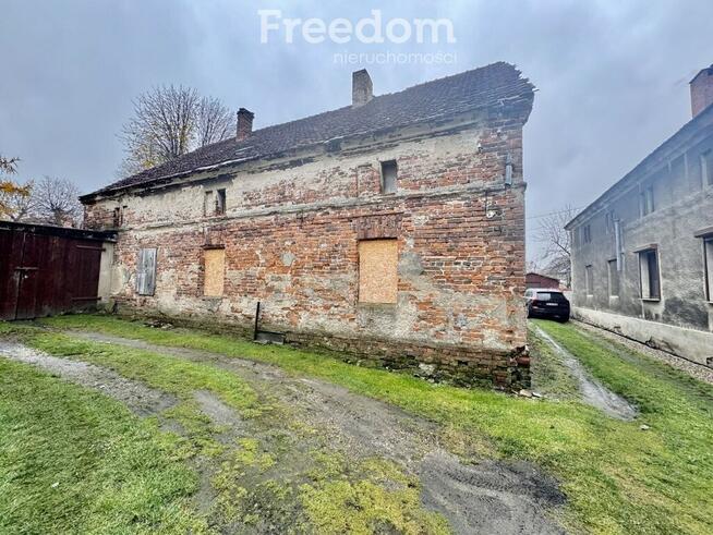 Stary dom z oryginalną cegłą.