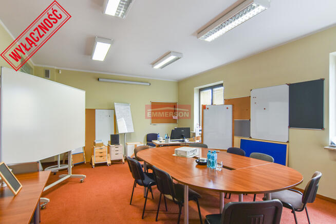 Kameralny budynek biurowy do wynajęcia. Usługi