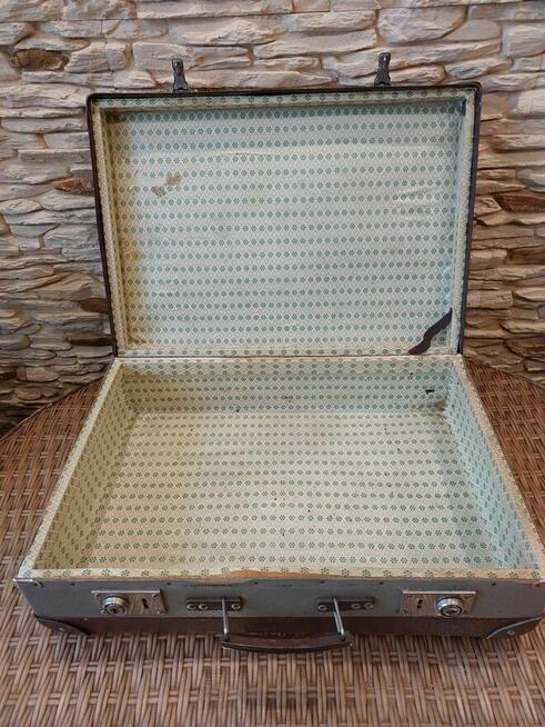 Stara walizka z czasów PRL