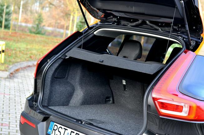 Volvo XC 40 1,5 Benzyna 130KM_T2_R Design_Full Led_Navi_Pdc_