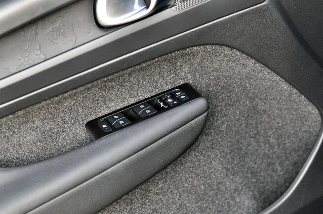 Volvo XC 40 1,5 Benzyna 130KM_T2_R Design_Full Led_Navi_Pdc_