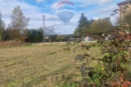 Działka przy głównej drodze.