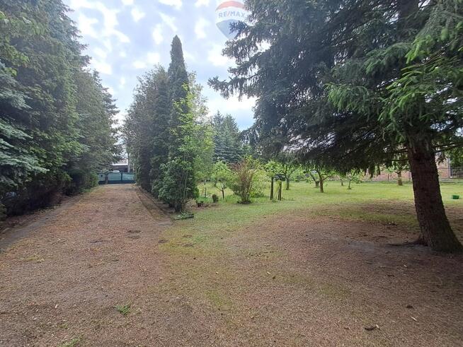 Działka budowlana 2100 m2 z domem. Zakręt