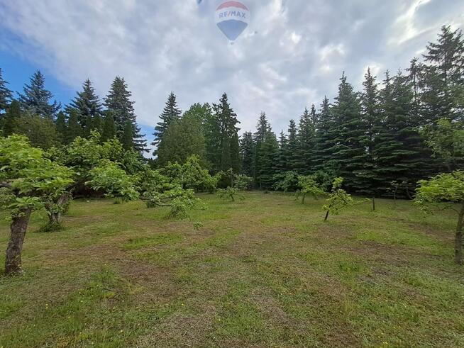 Działka budowlana 2100 m2 z domem. Zakręt