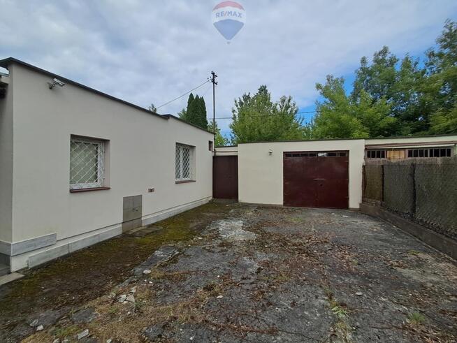 Działka budowlana 2100 m2 z domem. Zakręt