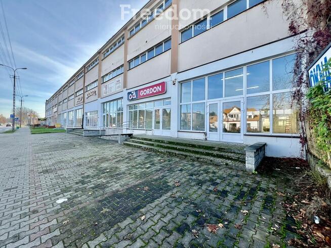 Duży lokal handlowo-usługowy z parkingiem