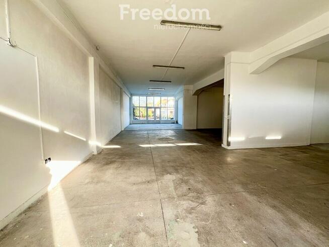 Duży lokal handlowo-usługowy z parkingiem