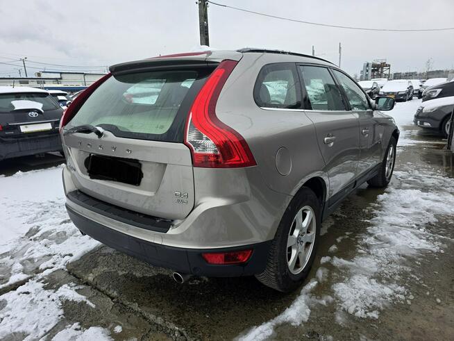 Volvo XC 60 AWD • 244 417 km • uszkodzone • jeździ • okazja