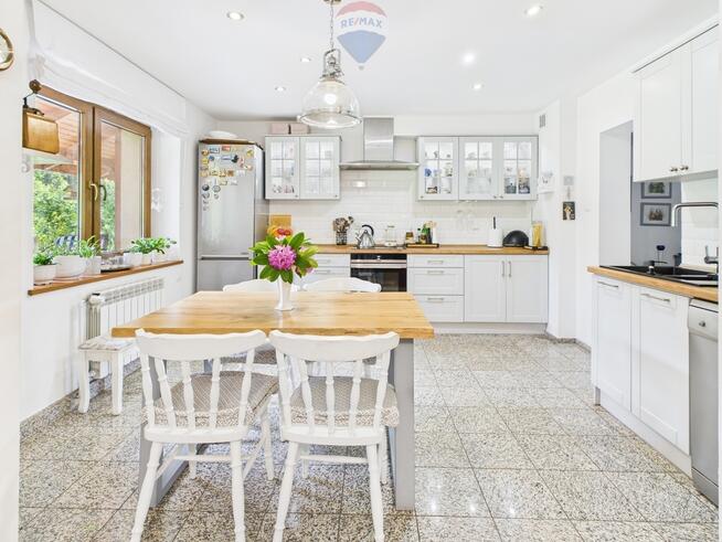 Ranczo w lesie z wyspą stawem basenem stajnią