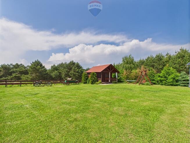 Ranczo w lesie z wyspą stawem basenem stajnią