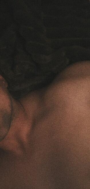 Relacja przyjacielska, najlepiej mężatka :)