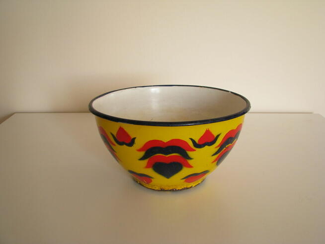 Piękna, stara, metalowa, emaliowana na żółto miska we wzory