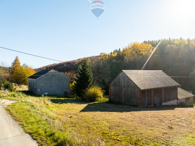 Dom z kawałkiem lasu i bijącym źródłem k\Skały
