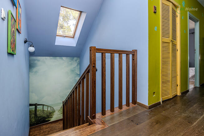 Józefów, dom wolnostojący otoczony sosnami.