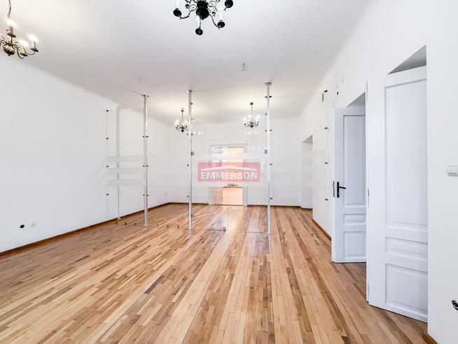 Centrum Krakowa, zadbana kamienica, parking