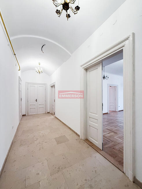 Centrum Krakowa, zadbana kamienica, parking