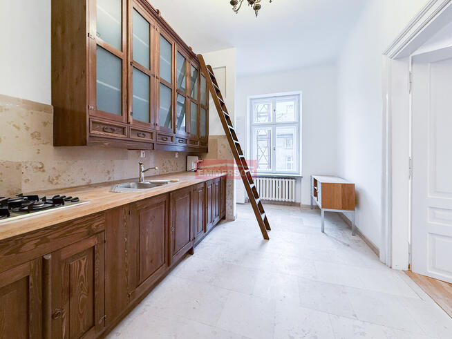 Centrum Krakowa, zadbana kamienica, parking