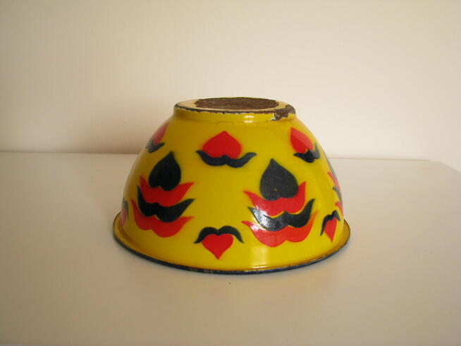 Piękna, stara, metalowa, emaliowana na żółto miska we wzory