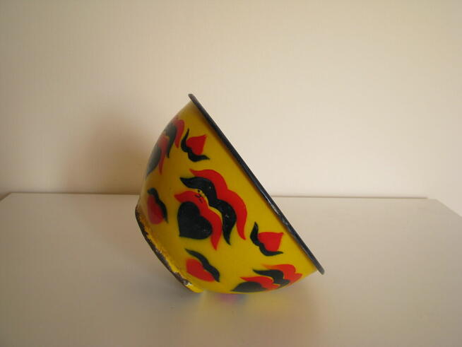 Piękna, stara, metalowa, emaliowana na żółto miska we wzory