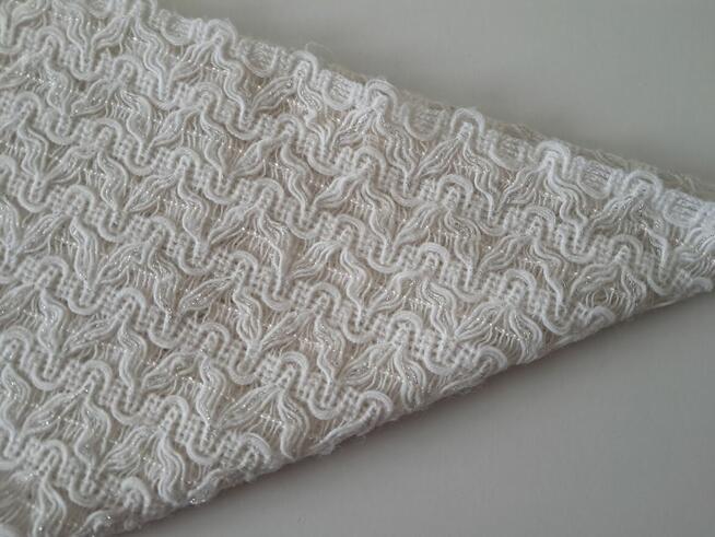 Chusta biała z frędzlami i srebrną nitką, do sprzedania