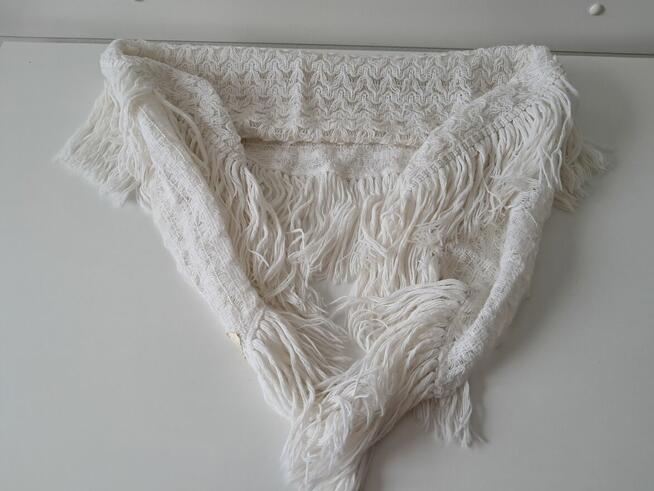 Chusta biała z frędzlami i srebrną nitką, do sprzedania