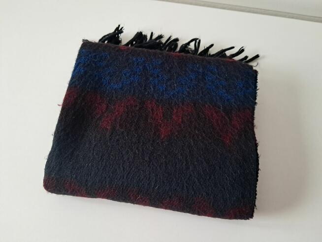 Szal z frędzlami czarno-niebiesko-czerwony