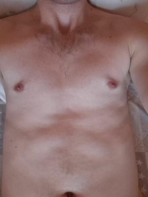 Młody chłopak szuka kobiety