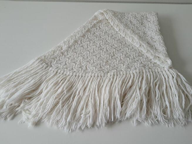 Chusta biała z frędzlami i srebrną nitką, do sprzedania