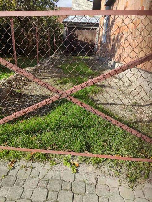 Jednopiętrowy dom z cegły wraz z dużym garażem