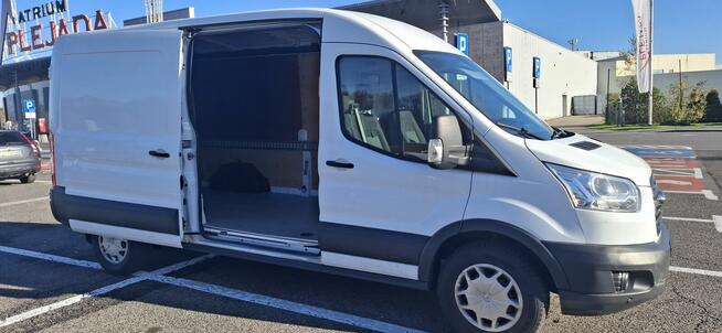 kierowca przewoźnik z autem dostawczym