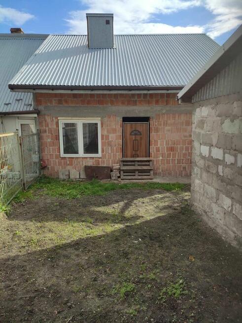 Jednopiętrowy dom z cegły wraz z dużym garażem