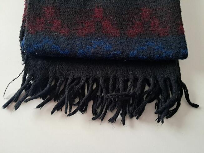 Szal z frędzlami czarno-niebiesko-czerwony