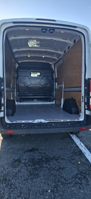 kierowca przewoźnik z autem dostawczym