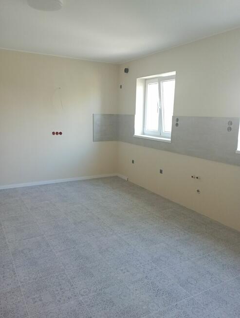 Ukladanie paneli I listw przypodłogowych