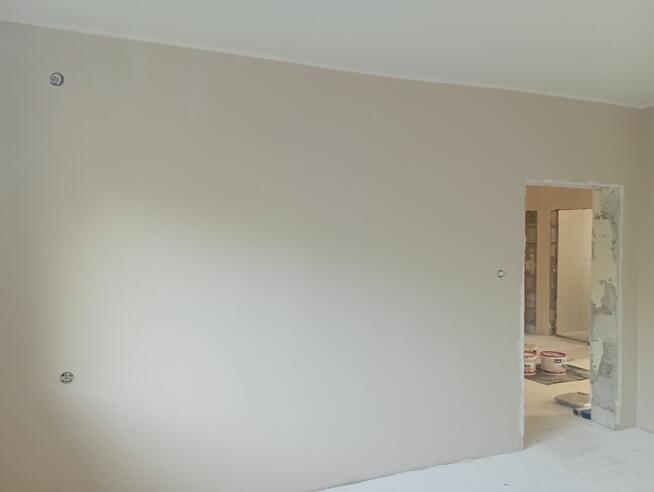 Ukladanie paneli I listw przypodłogowych