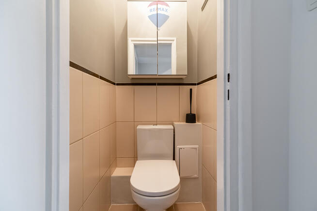 Metro, kamienica, po malowaniu